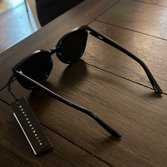 NEW Quay Sunglasses - Never Worn - Picture 3 of 4